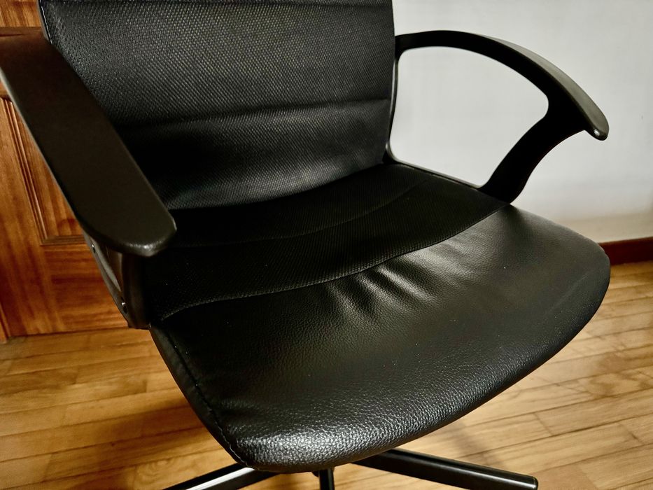 Cadeira de Escritorio Preta Regulavel