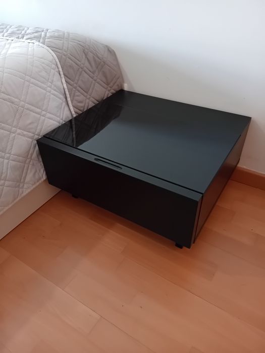 Mesas cabeceira baixas (2) em mogno preto  com tampo de vidro epés