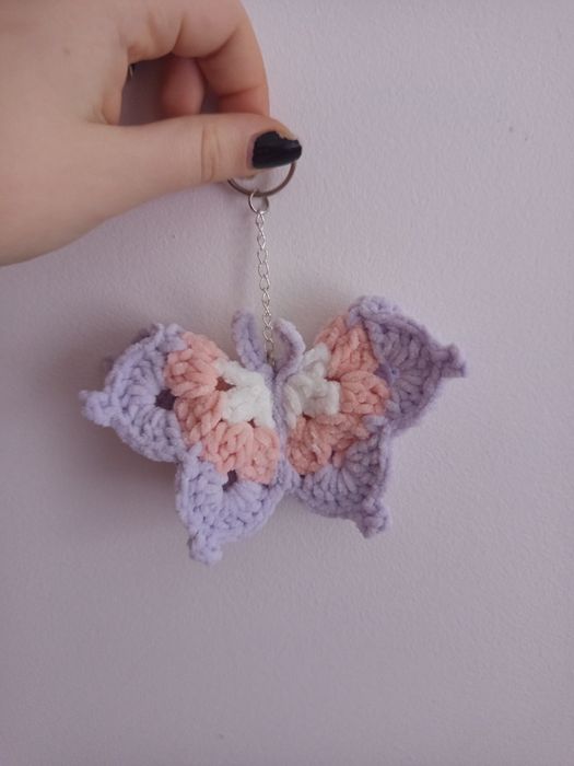 Szydełkowy brelok motyl motylek pastelowy róż lilac do torebki kluczy
