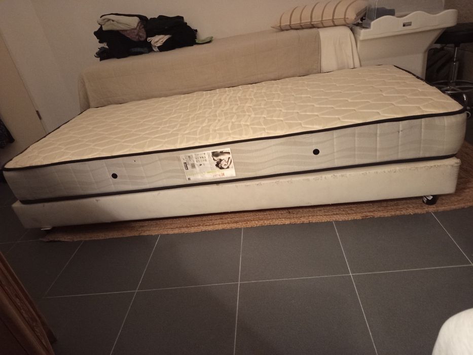 Vendo colchão com estrado usado em bom estado