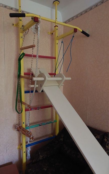 Шведская стенка, канат, брусья