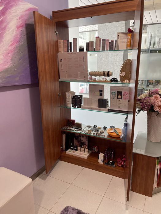 Armario com montra em vidro