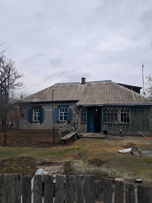 Продам газифицированный дом. Земли 44 сотки. Центр