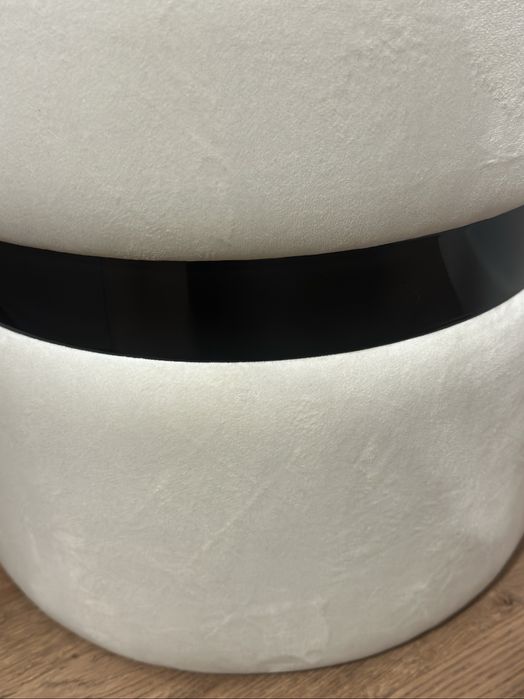 Puff redondo de 45 diâmetro com aro em inox preto polido