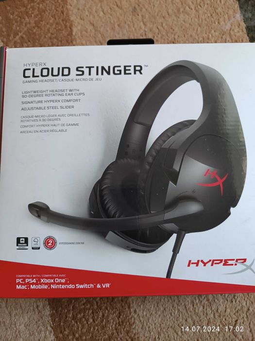 Монітор, клавіатура, навушники.