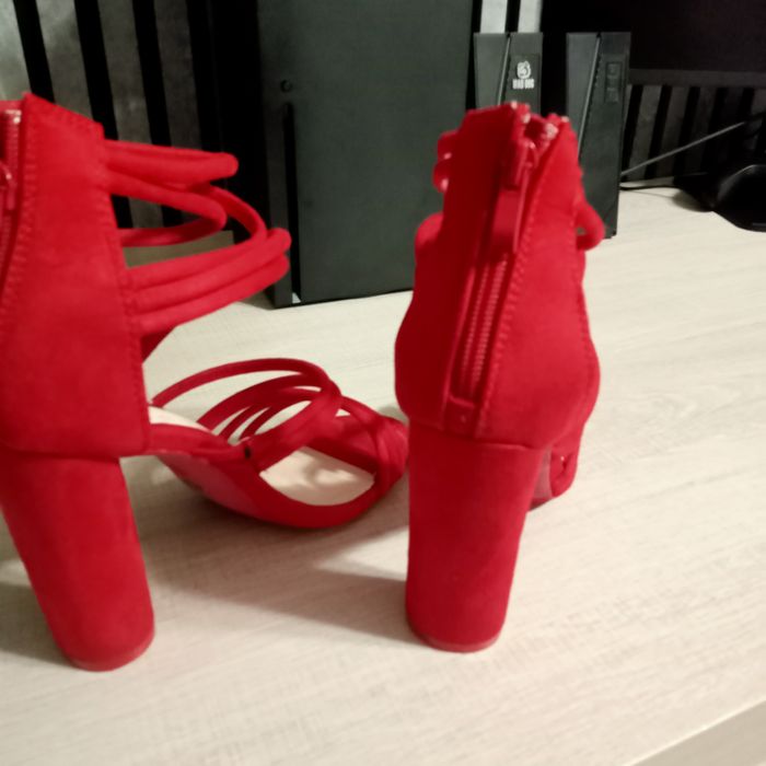 Buty na słupku  jak nowe
