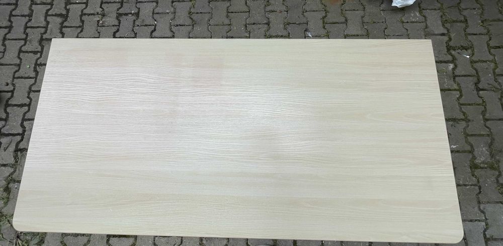 -->DO PRACY I NAUKI: Solidne biurko drewniane z pakietem udogodnień.