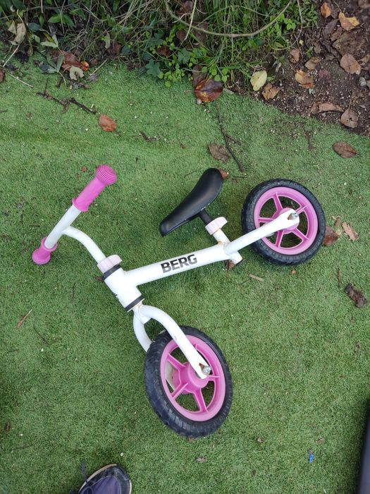 Bicicleta sem pedais de criança