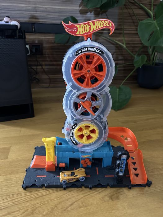 Траса Hot Wheels Пригоди та трюки у шиномонтажі шиномонтаж хот вілс