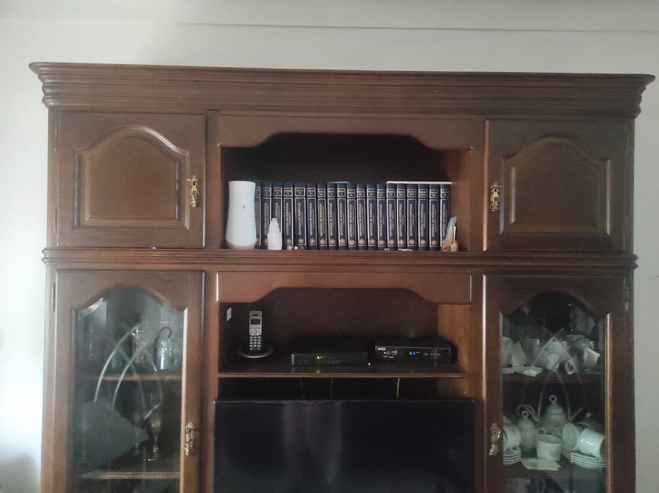 Estante em mogno em bom estado com três divisões