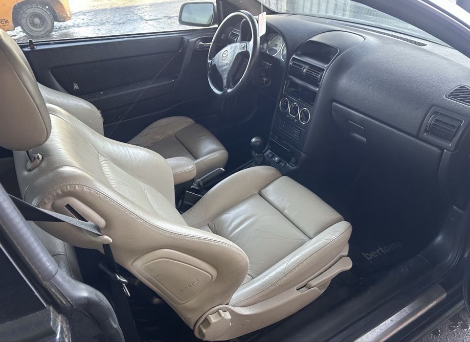 Opel Astra Bertone na części