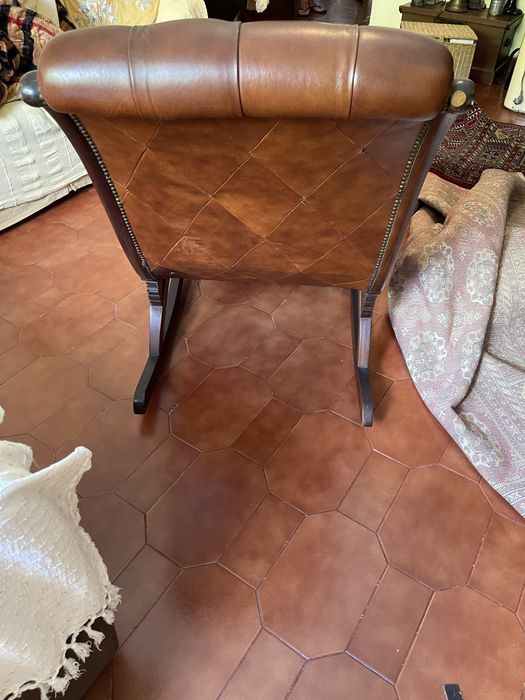 Cadeirão vintage em pele e madeira