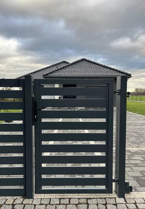 Ogrodzenie Frontowe, Palisada pozioma, Przęsła palisadowe na słupkach