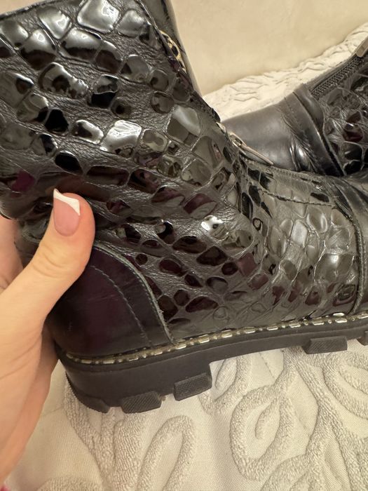 Продам черные ботинки,очень теплые ,36 размер