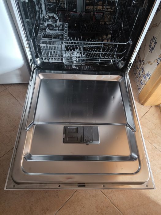 Máquina de lavar loiça Whirlpool e Máquina de lavar roupas Indesit 7kg