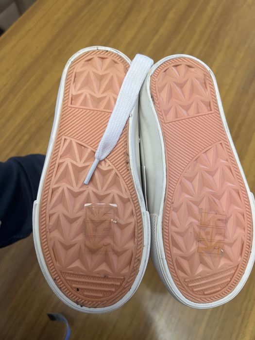 Нові кеди для дівчинки