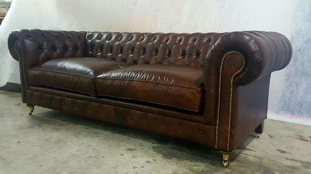 Sofá Chesterfield em pele envelhecida - NOVO