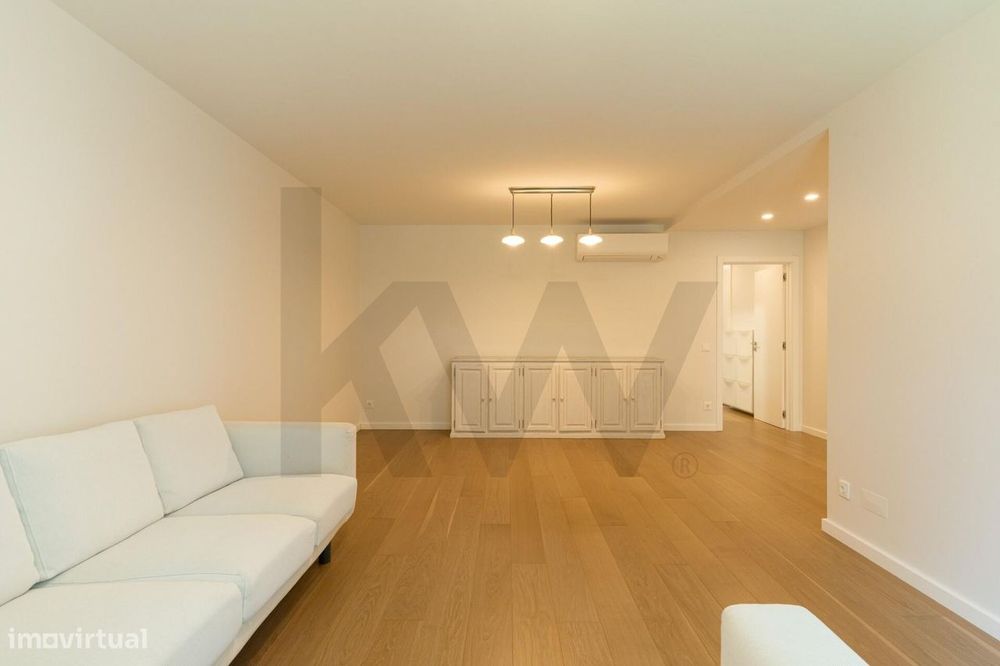 T2 com suite, varanda e 2 lugares de garagem — Condomínio com piscina,