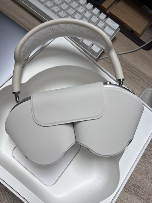 AirPods Max Starlight