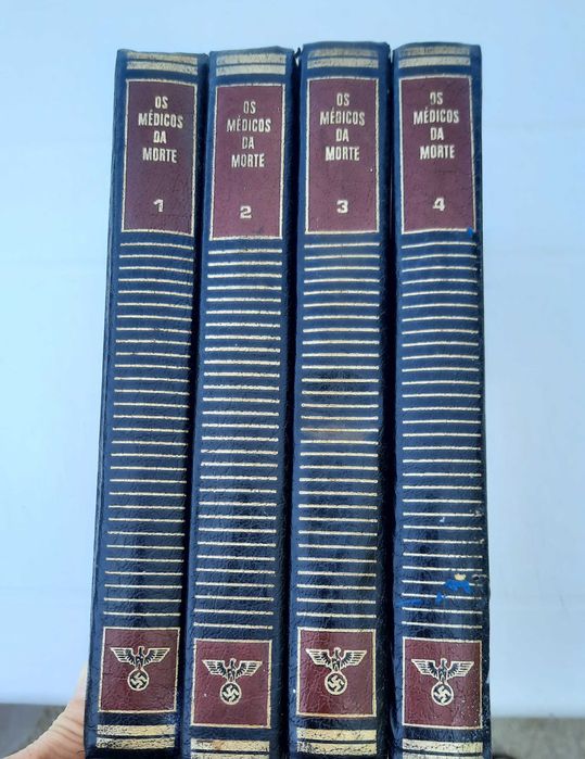 4 volumes de livros.