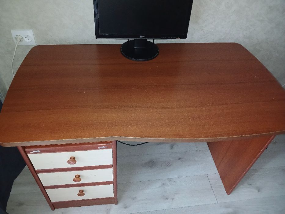 Продам стіл та поличку б/у в гарному стані .