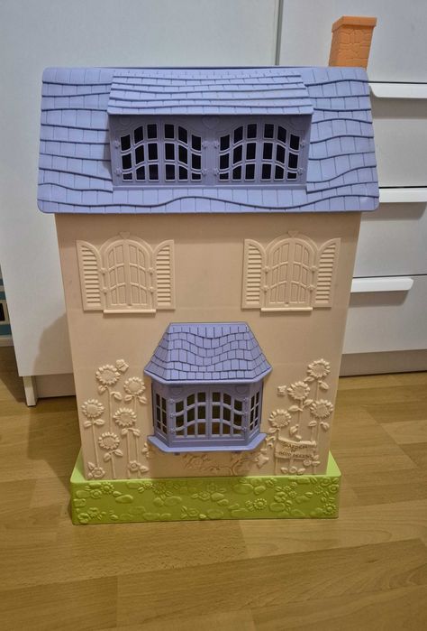 Duży piętrowy domek rozkładany.