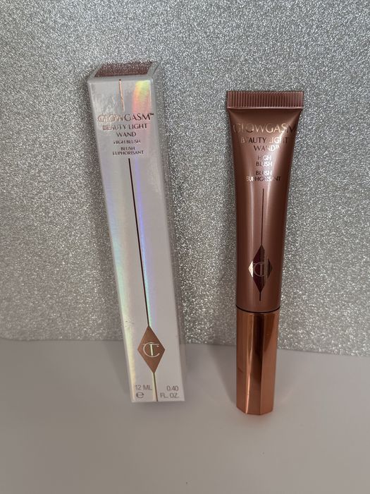 Róż Róż w Charlotte Tilbury Glowgasm Beauty Light Wand w odcieniu Pinkgasm.