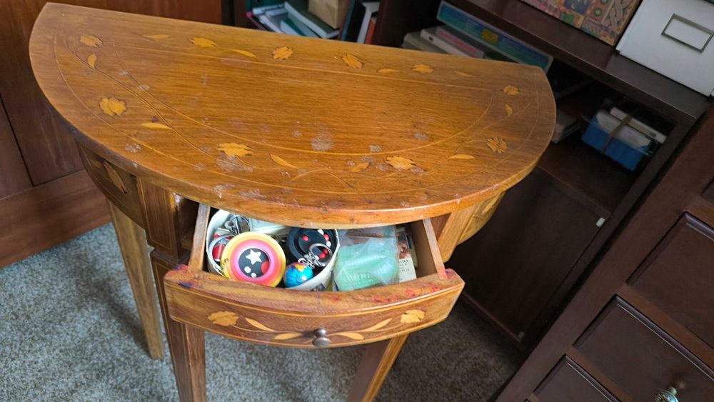 Mesa meia lua com embutidos!! Bom estado!!