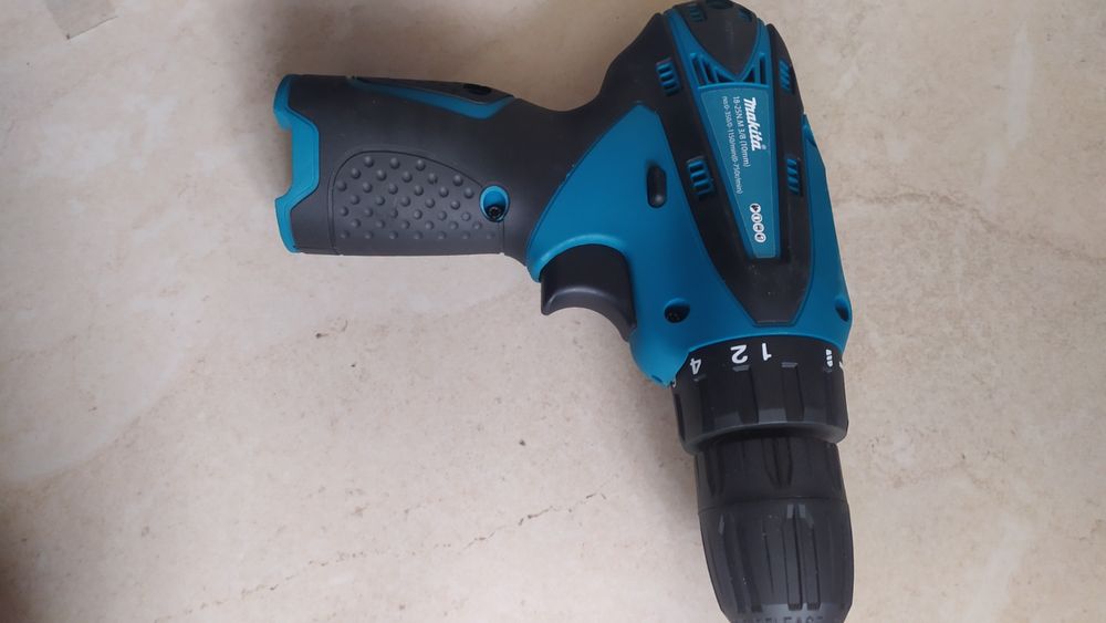 Акумуляторний  шурупокрут шуруповерт 12 V  Makita DF330DWE,