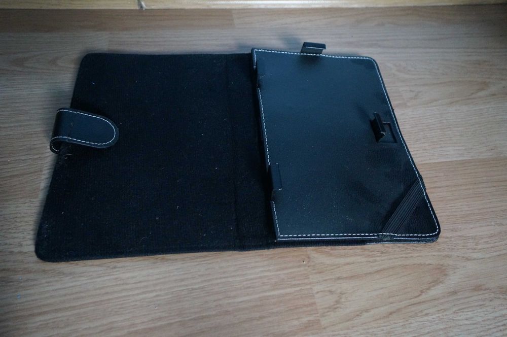 Czarne etui na tablet