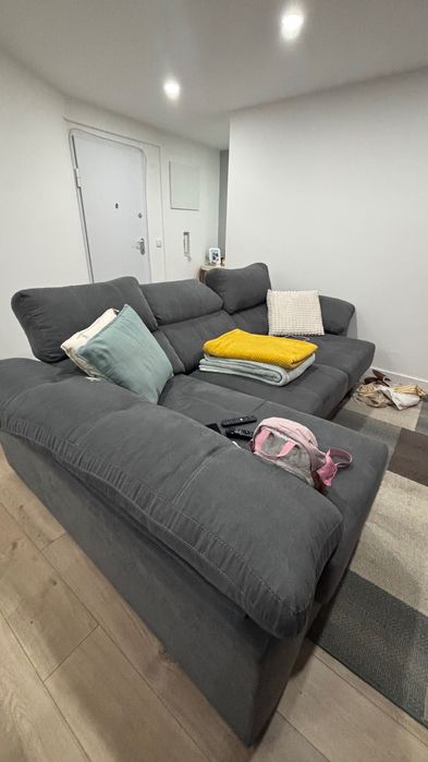 Sofá de canto cinzento – confortável e em ótimo estado