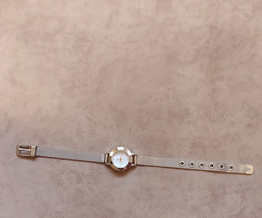 Damski zegarek z bransoletką.