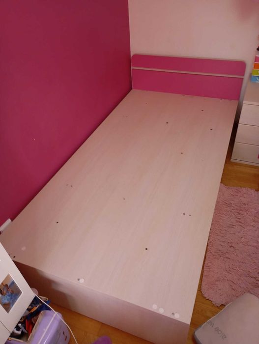 Cama de Solteira 0,90x1.90  marca Alondra incluindo secretária