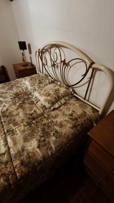 Cama de casal em ferro