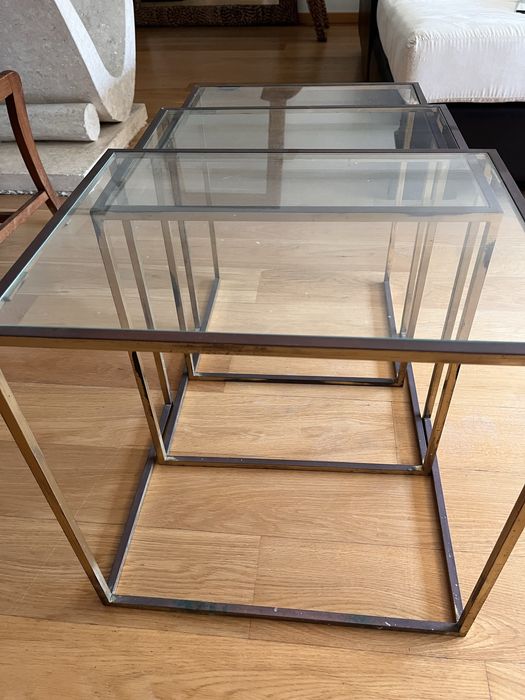 Conjunto de mesas de apoio em vidro e metal