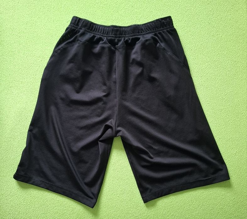 Czarne spodenki na WF