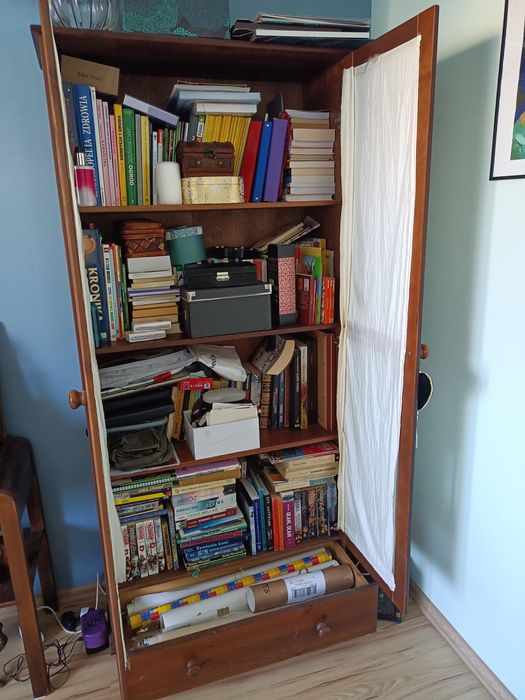 Witryna sosnowa w bardzo dobrym stanie