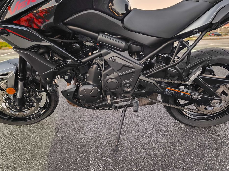 Kawasaki Versys 650 com Top Case Shad SH47