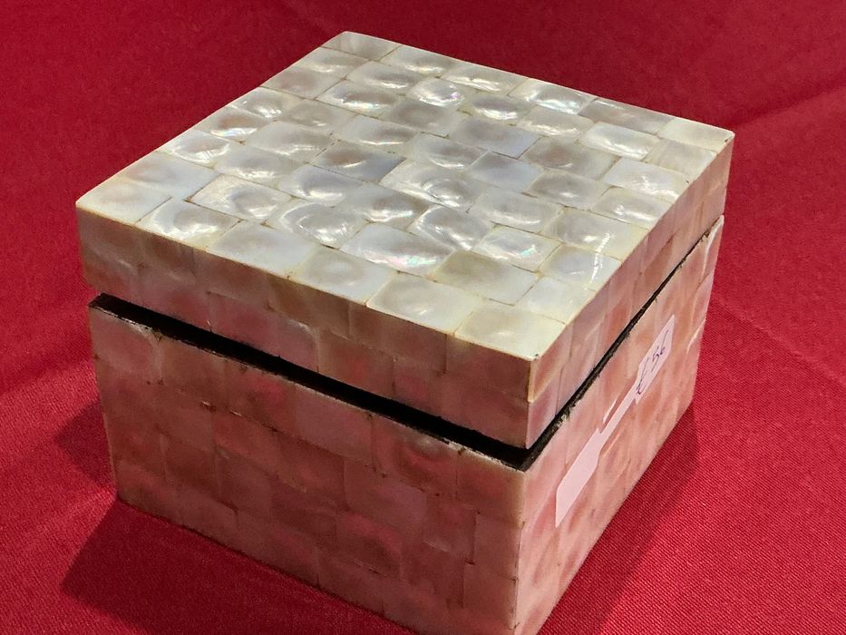 Caixa joias forrada madre pérola com 10x10x8 cm. Anúncios abaixo