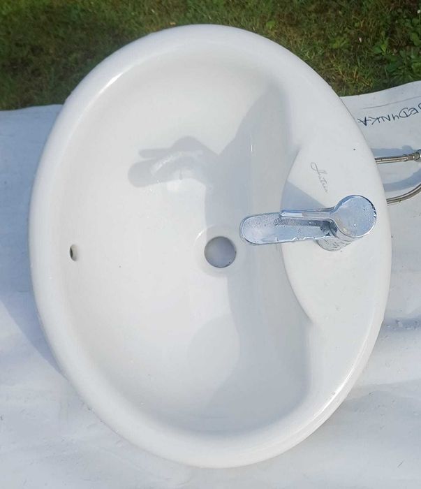 Umywalka wpuszczana Hatria z baterią Hansgrohe
