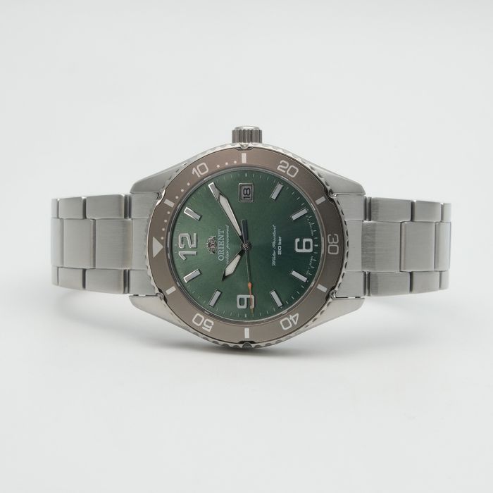 Orient Kamasu SOLAR RA-WJ0001E (39.9 mm) 200 m. WR, safira