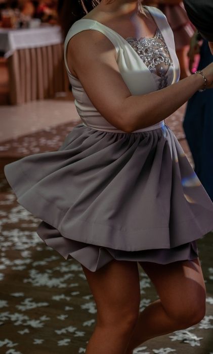 Sukienka rozkloszowana z efektownym dekoltem