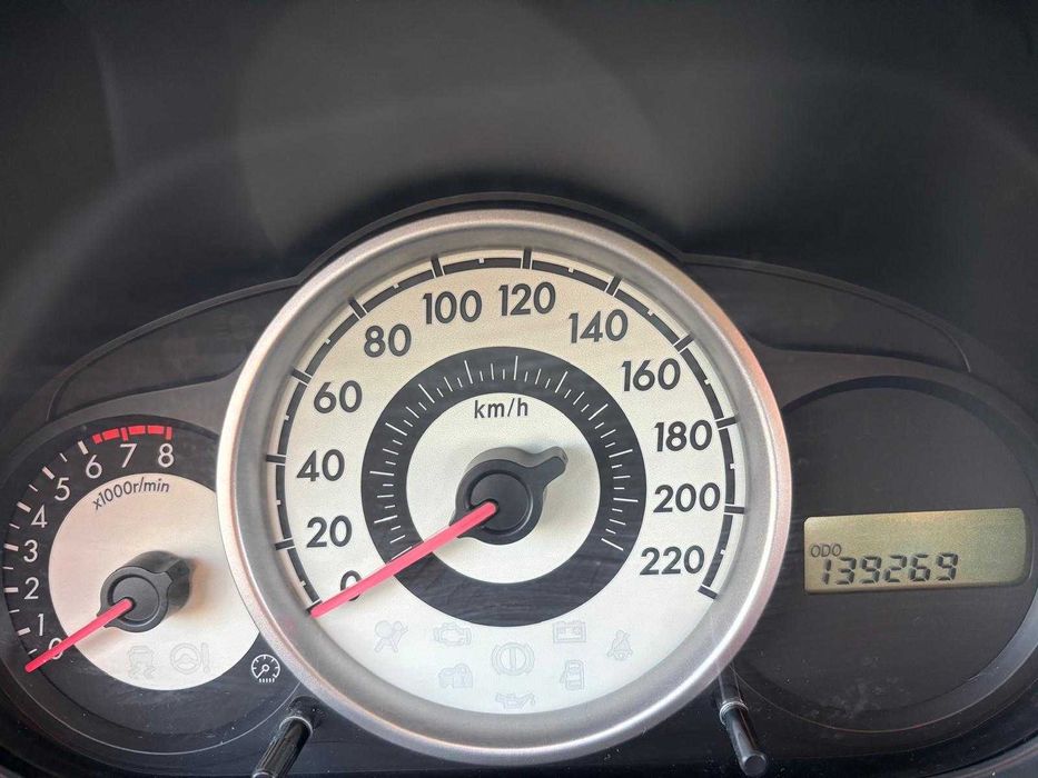 Mazda 2 de 2010, cor cinzenta, com cerca de 140.000 km.