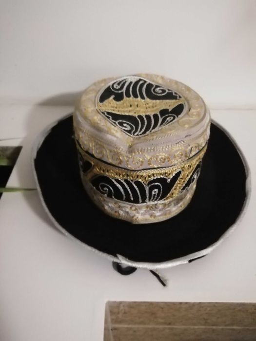 Damski kapelusz kowbojski modne wzory stan b. dobry