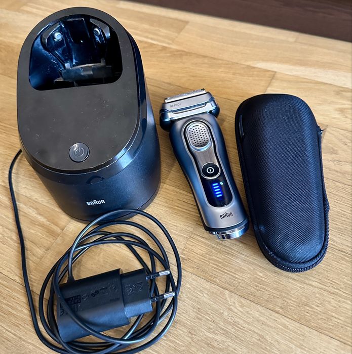 Golarka elektryczna, Braun series 9 (ze stacją czyszczącą)