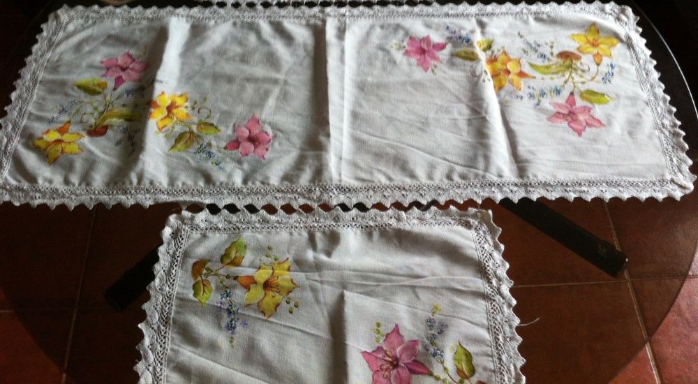 antigo conjunto de naperons pintados a mao