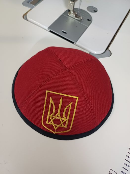 Єврейська кіпа з вишитою символікою тризубець та зірка давіда