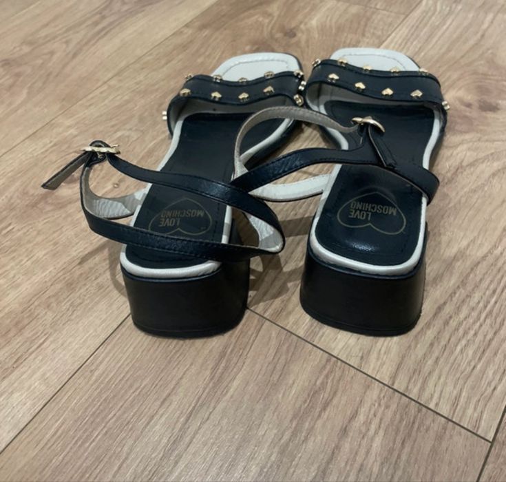 Sandalias love moschino