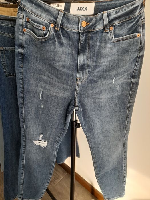 Джинси Skinny з невеличкими модними потертостямм
