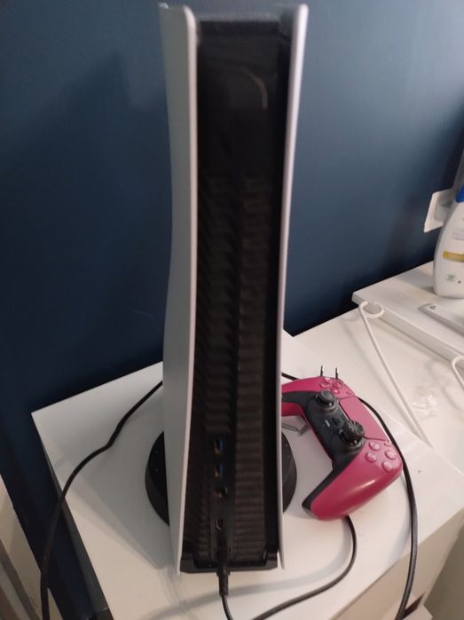 Konsola PlayStation 5 1 TB stan bardzo dobry
